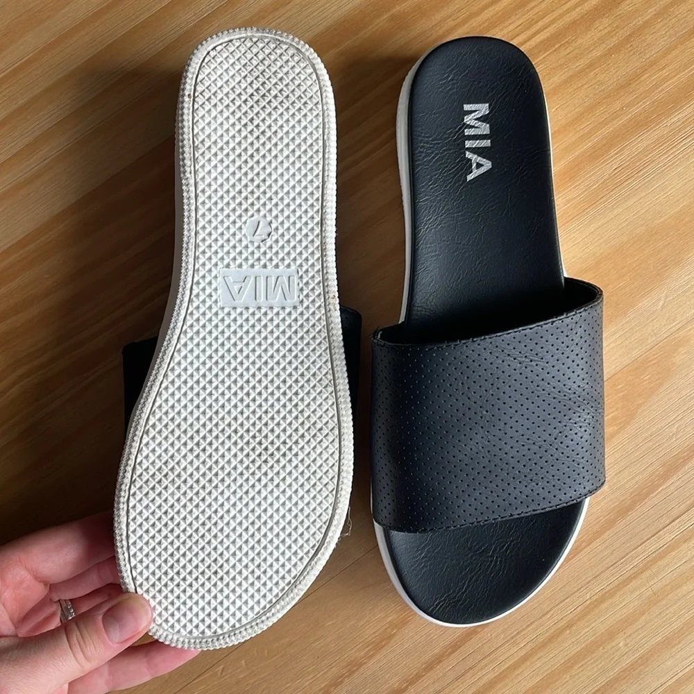 Mia Black and‎ White Sandal Slides
